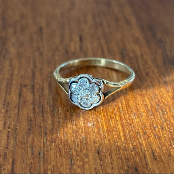 Vintage Jewelry - Vintage 18k gold Edwardian diamond daisy Ring.